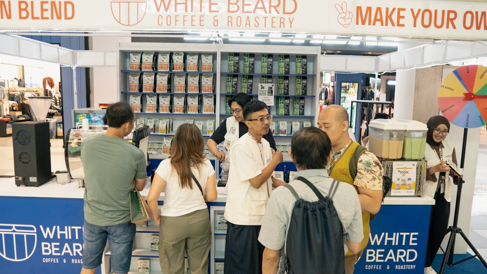 Pengunjung berbincang bersama tim di booth White Beard Coffee & Roastery.