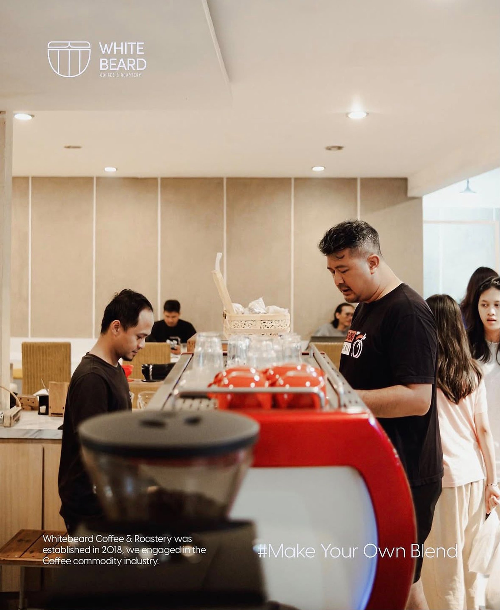 Aktivitas pelayanan di espresso bar White Beard Coffee & Roastery.