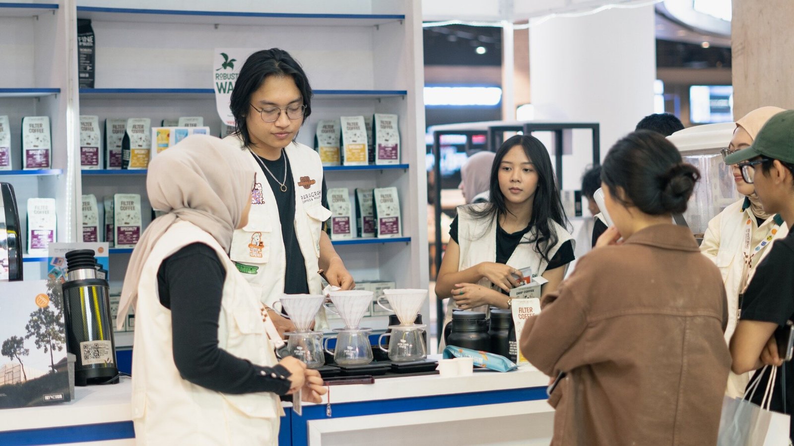 Tim menyiapkan manual brew bersama pengunjung di booth White Beard.